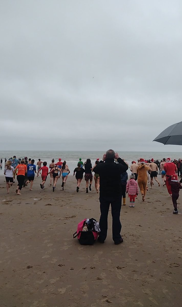 markmathewssong's tweet photo. Just got myself into the #Folkestone sea for the #boxingday #bigdip! Slightly fresh. ๐ฅถ
#boxingdaybigdipper #bigdipfolkestone #kentcoast https://t.co/0HUHbbtJY9