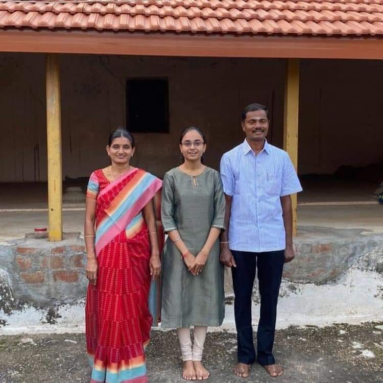 Team_RHA's tweet photo. Proud Brahmin(BBC) 17-yr-old #Swega daughter of a farmer from Tamil Nadu has been accepted to the University in Chicago,one of the top 10 universities in the world on a full scholarship worth ₹3 crores Proud moments for her parents.A True role model for teens
(You must learn) https://t.co/scoLOyS4U1
