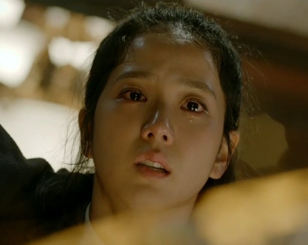 jisoosjpg's tweet photo. the pain in her eyes https://t.co/gebsNsIdHT