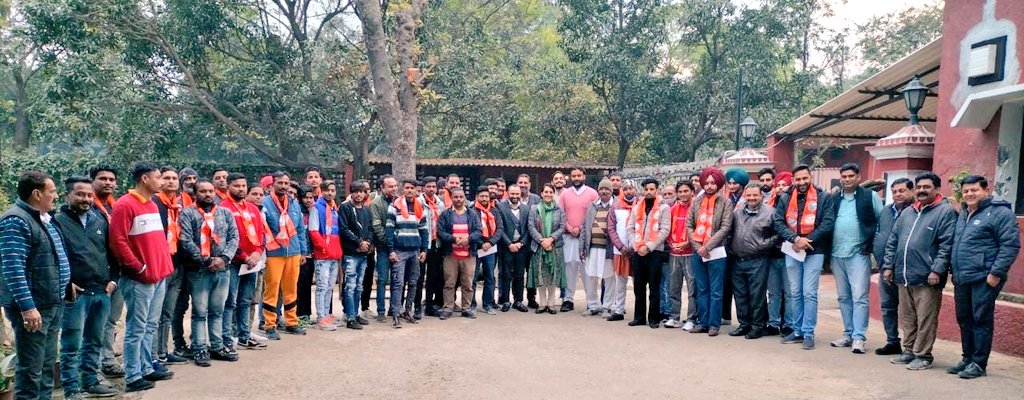Official_HDF's tweet photo. आज हरियाणा डेमोक्रेटिक फ्रंट की महासचिव चित्रा सरवारा की अध्यक्षता में युवा अर्बन टीम, अम्बाला छावनी की मीटिंग हुई।

जिसमें #HDF अध्यक्ष निर्मल सिंह मोहड़ा जी द्वारा युवा अर्बन टीम, अम्बाला छावनी में नवनियुक्त किए गए सभी साथियों को नियुक्ति पत्र दिए। https://t.co/oLYMMB2SBm