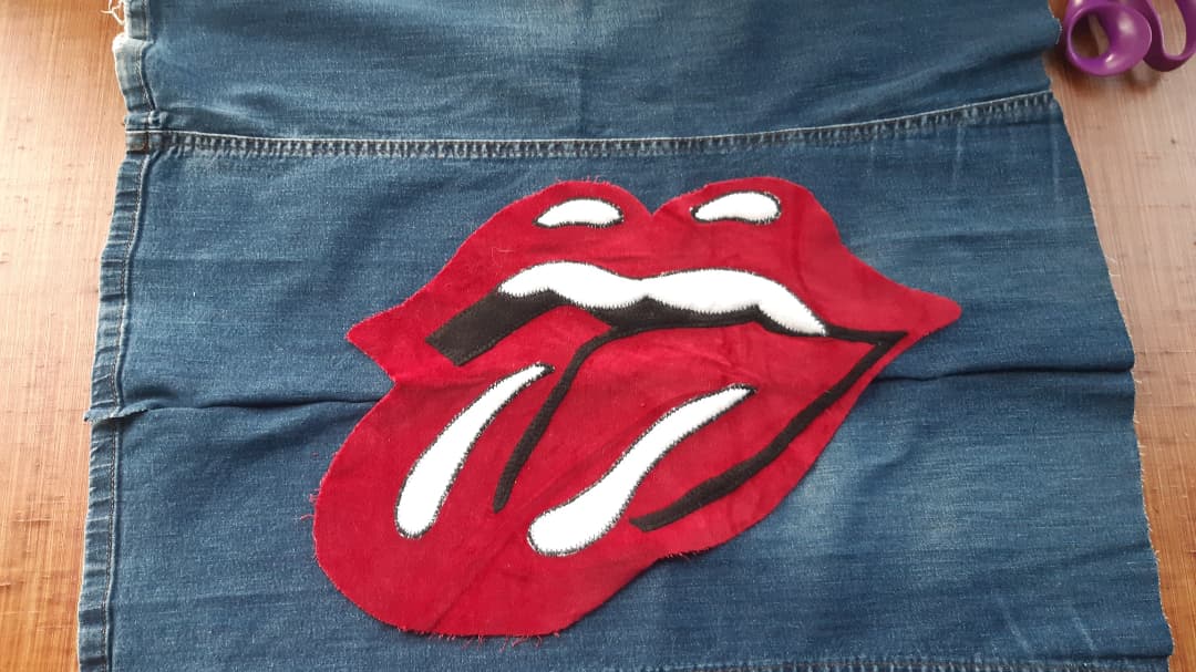 BronwenWarman's tweet photo. Started this personal piece about 2 yrs ago, today is the day I might just finish it! Hot Lips 💋 appliqué cushion using repurposed jeans & fabrics. Fingers crossed! #thestones #mickjagger #hotlipslogo #johnpasche #repurposedfabric #denim https://t.co/JSRWowUhAZ
