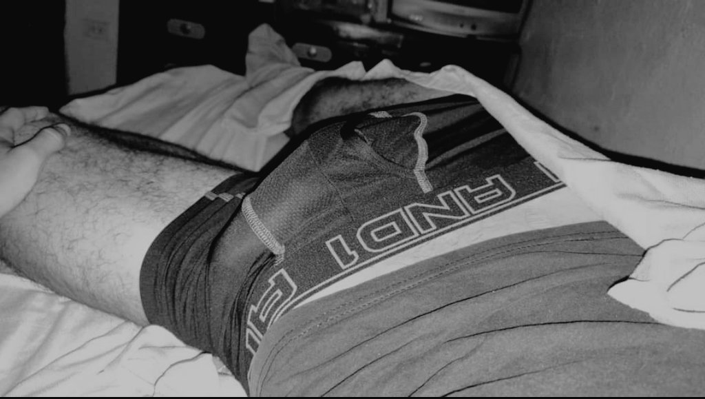 javixfer's tweet photo. Deja de ser porno y se convierte en arte cuando la foto está en blanco y negro! 👀👀

Así amanecemos el último domingo del 2021 💦💦💦💦 https://t.co/mvbAQURMNW