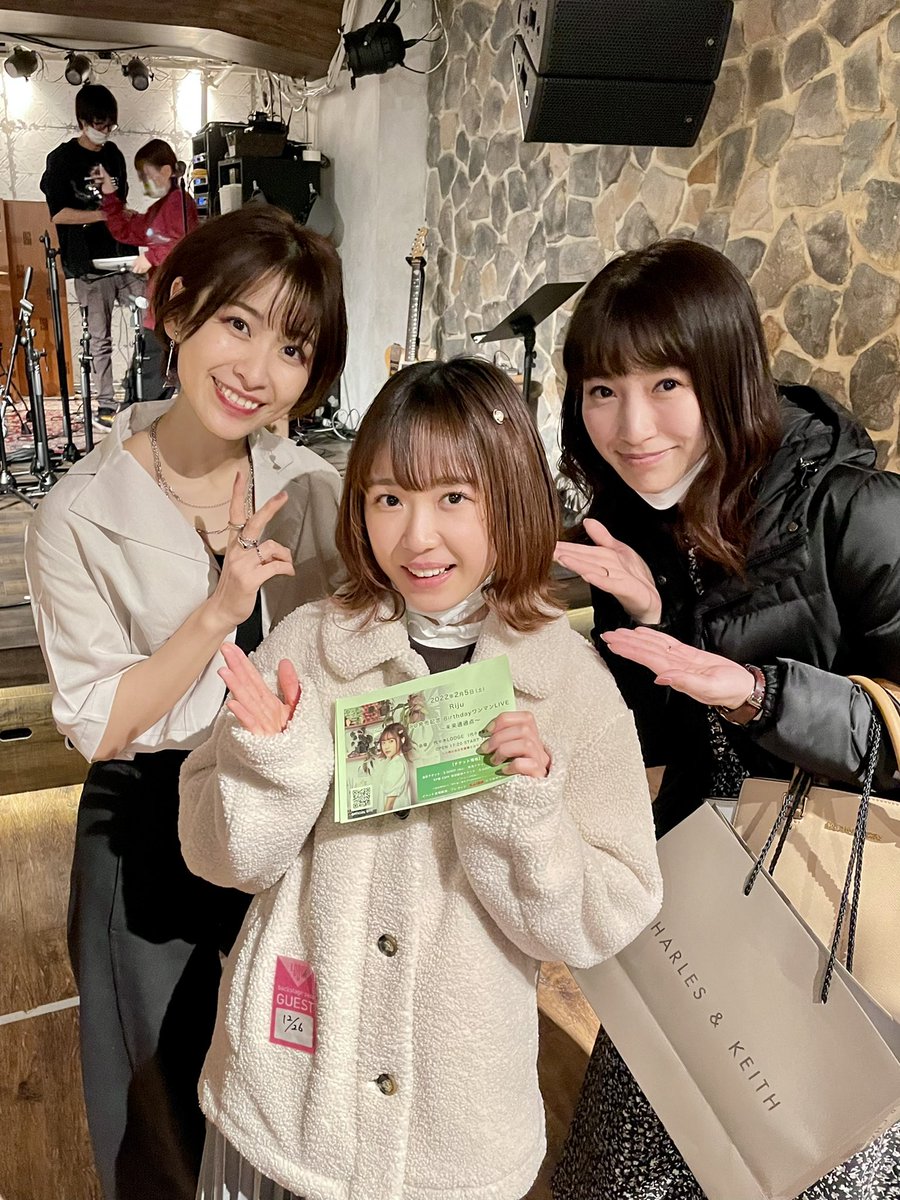 rurururuca_0523's tweet photo. AMIちゃん(@amipoooom )お疲れ様でしたぁ〜✨ますますパワーアップしてたなぁ🥺途中のミニコントを絶対入れたがるAMIちゃんに完敗です😂

懐かしの方々にも沢山会えた夜で超エモエモでしたぁ😮‍💨🥺❤️

Rijuちゃん(@Rijuriju0205 )も寒い中チラシを配ってたよぉ！🥺

バンドもお疲れぇぇ！😎🍺🎉 https://t.co/Bhfl8QfrCx