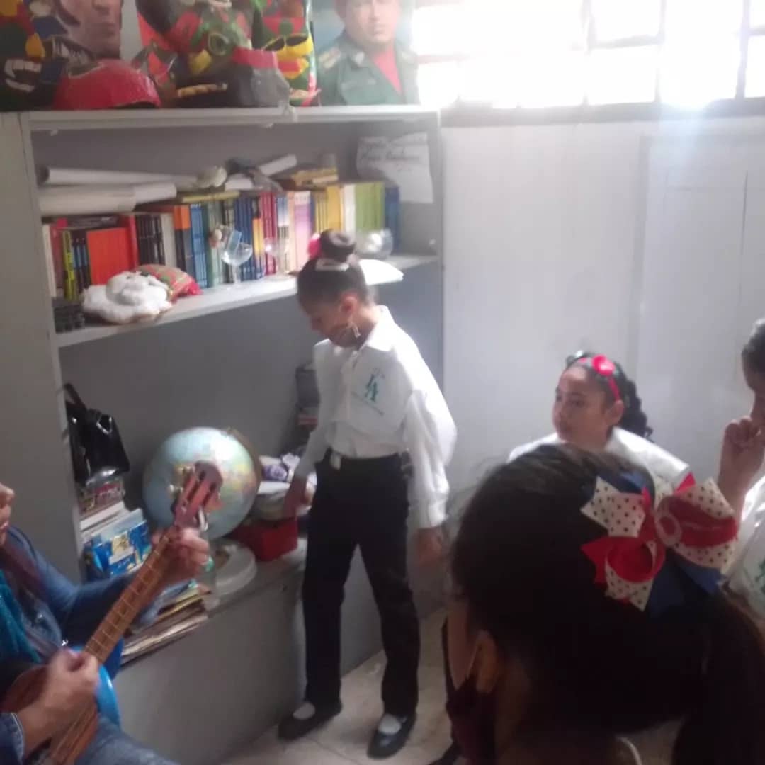 Cultuinter_ZEDC's tweet photo. #14Dic2020
#CoordinaciondeCulturaZEDC
"Bienvenida a la Navidad", U.E.N. "Liceo de Aplicación".
@nicolasmaduro @MPPEDUCACION
@_LaAvanzadora @ZonaEducativaDC
@gracielamarilis @DGCE_MPPE
@MPPE_VCEUP
#GobiernoBolivariano #EntreTodosNosCuidamos #juntasyjuntoshacemoscomunidad https://t.co/Dnx9xvcTfW