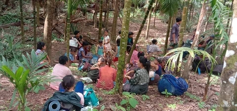 zoyaphan's tweet photo. 4 days in a row, the Burmese military has been conducting airstrikes in Karen State, over 10,000 people displaced, unknown numbers of death and injury, and major humanitarian crisis in Dooplaya District. Time to sanction aviation fuel, to reduce Burmese military air capacity! https://t.co/FymkqWd2xt