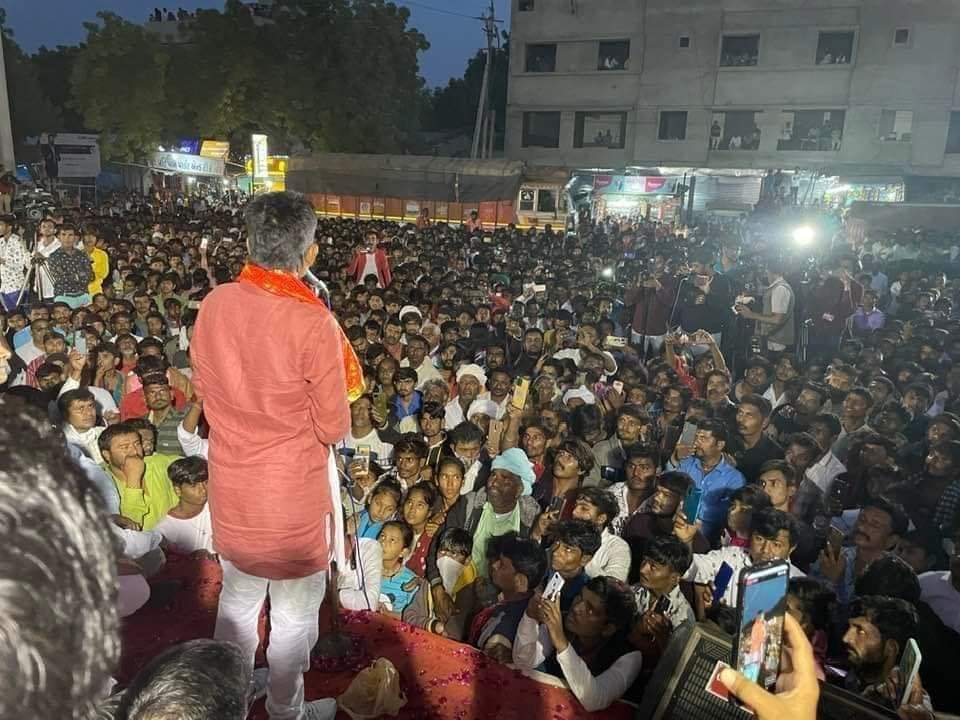manoharshih's tweet photo. #મરતોલી

#માં_આદ્યશક્તિ_પદયાત્રા 

#શ્રી_અલ્પેશજી_ઠાકોર સાહેબ સાથે 
#મરતોલી_થી_બેચરાજી_પદયાત્રા માં ખુબજ મોટી સંખ્યામાં સ્વયંભૂ લોકો જોડાયા અદ્ભુત જંગી જન સમર્થન સાથે #પદયાત્રા ના રૂટ માં આવતા તમામ ગામે ગામ અલ્પેશભાઈ ઠાકોર નું સ્વાગત કરવામાં આવ્યું..

#Martoli_To_Bechraji_Yatra https://t.co/0YNFRn2rg6