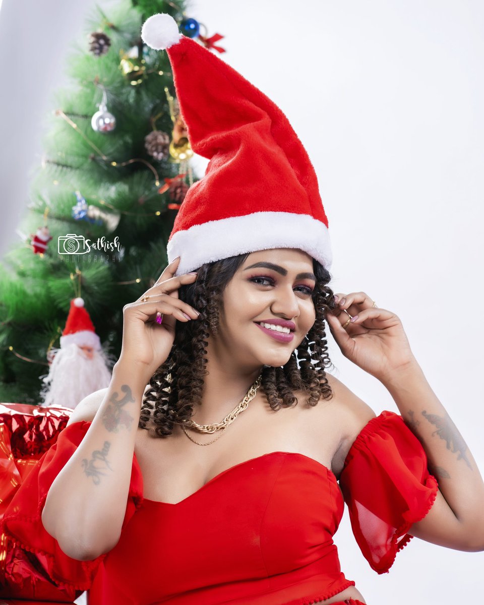 Sleigh All Day 🎄🎂🎅😘🤩❤️

On Lens : @sathish_photography49 
Wearing : @aks_le_couturier 
Mua : @smokey_makeupbar_ 
Hair : @shahul_hair_master 
Location : @abc_photostudio @amitaeee 

#shalushamu #celebritystyle #highfashion #photoshoot #christmas #conceptshoot