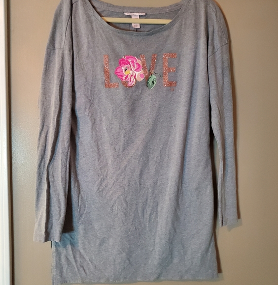 elifer09's tweet photo. So good I had to share! Check out all the items I'm loving on @Poshmarkapp from @MairaDejesus14 #poshmark #fashion #style #shopmycloset #cabi #victoriassecret #parisblues: https://t.co/aRlzFwuN0l https://t.co/SJsUgJ5f72