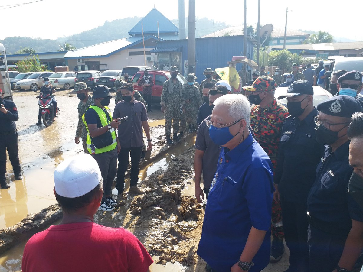 KP_bombaJBPM's tweet photo. 26.12.2021 Mengiringi YAB Dato' Sri Ismail Sabri, Perdana Menteri ke penempatan Taman Sri Nanding, Hulu Langat, Dusun Tua dan Puchong yang teruk terjejas dengan banjir. https://t.co/oeVWulEwhd
