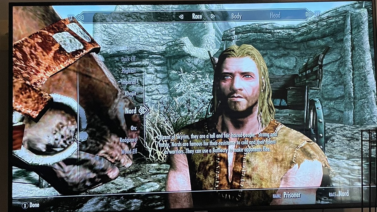 squeakerdew's tweet photo. I’m pretty sure this horse isn’t supposed to be here…. He’s making me really uncomfortable. Glad to see Skyrim is just as buggy as it was in 2011. I really needed some consistency in my life after these last 2 years #SkyrimAnniversaryEdition https://t.co/m5lcTGhycQ