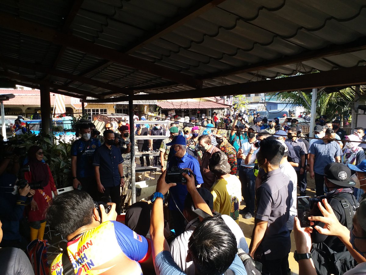KP_bombaJBPM's tweet photo. 26.12.2021 Mengiringi YAB Dato' Sri Ismail Sabri, Perdana Menteri ke penempatan Taman Sri Nanding, Hulu Langat, Dusun Tua dan Puchong yang teruk terjejas dengan banjir. https://t.co/oeVWulEwhd