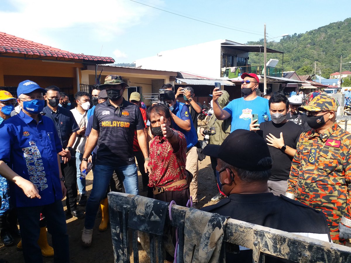 KP_bombaJBPM's tweet photo. 26.12.2021 Mengiringi YAB Dato' Sri Ismail Sabri, Perdana Menteri ke penempatan Taman Sri Nanding, Hulu Langat, Dusun Tua dan Puchong yang teruk terjejas dengan banjir. https://t.co/oeVWulEwhd