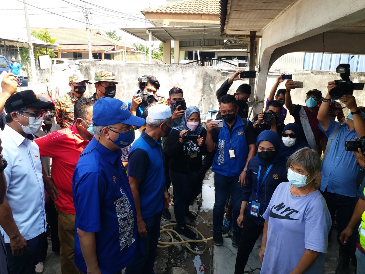 KP_bombaJBPM's tweet photo. 26.12.2021 Mengiringi YAB Dato' Sri Ismail Sabri, Perdana Menteri ke penempatan Taman Sri Nanding, Hulu Langat, Dusun Tua dan Puchong yang teruk terjejas dengan banjir. https://t.co/oeVWulEwhd