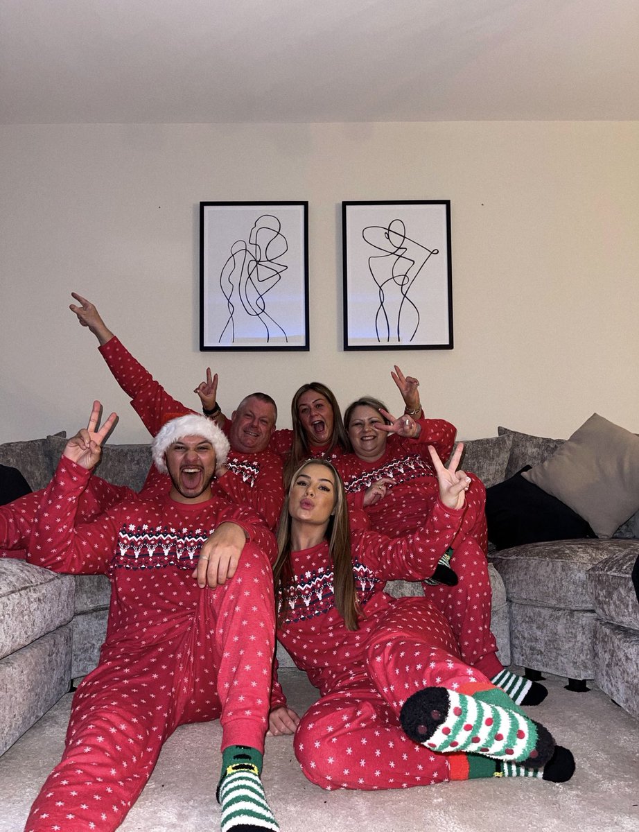 MissYoungWHVA's tweet photo. Merry Christmas from me and mine to you and yours 🥰🎄🎅🏼
Not a bad attempt for a first time host! https://t.co/cV8vVT23kg