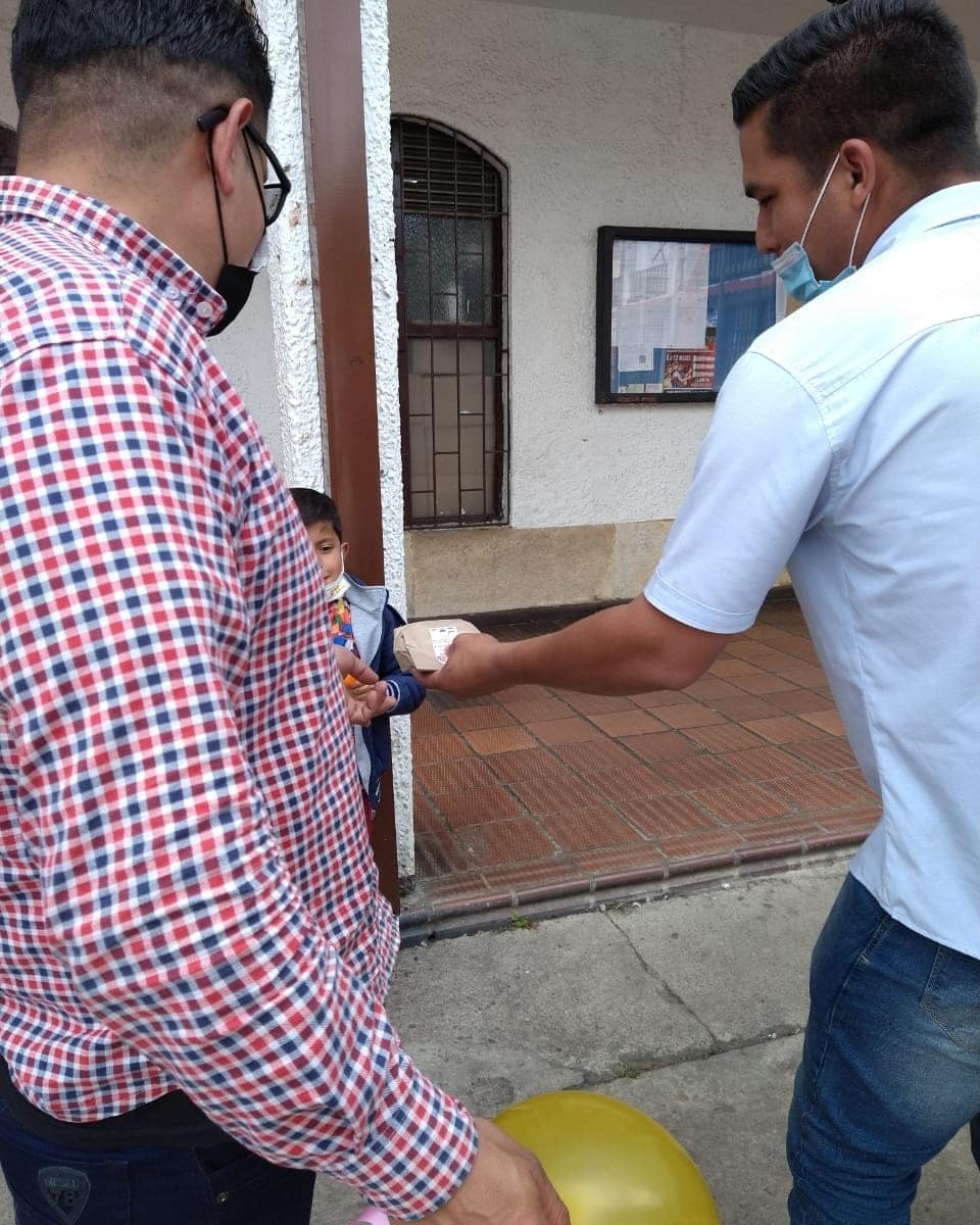 fundacelis's tweet photo. Regalando sonrisas en navidad no para!!

Nos vinimos al centro del municipio #sibate a regalar unas bolsas sorpresas para nuestros niños que encontrábamos paseando.

Esto no se detiene, cada día son más los niños que reciben una linda sorpresa en esta #navidad 
@keynercelisc https://t.co/1klCQTaRpT