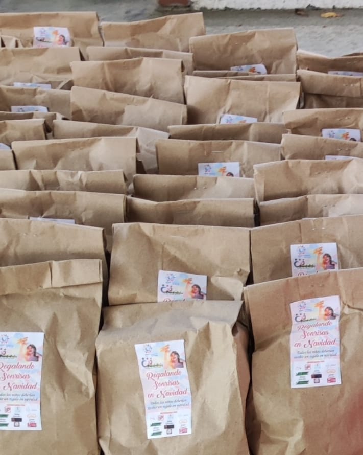 fundacelis's tweet photo. Regalando sonrisas en navidad no para!!

Nos vinimos al centro del municipio #sibate a regalar unas bolsas sorpresas para nuestros niños que encontrábamos paseando.

Esto no se detiene, cada día son más los niños que reciben una linda sorpresa en esta #navidad 
@keynercelisc https://t.co/1klCQTaRpT