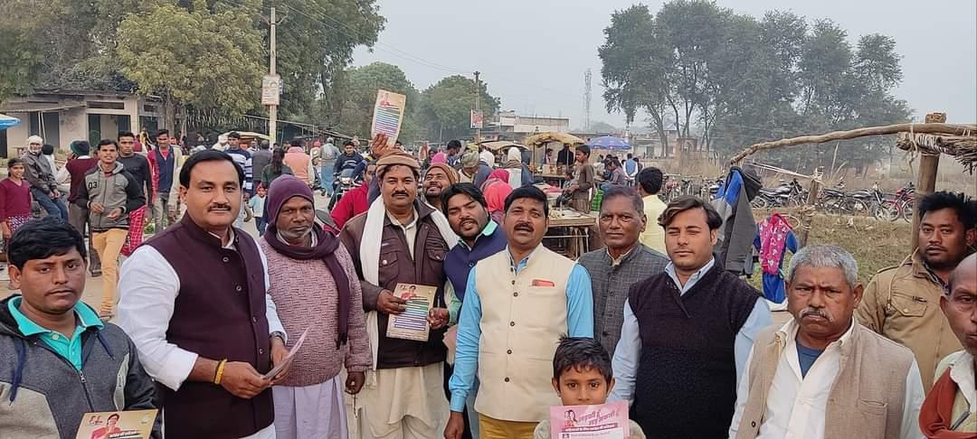 ErAKSINCUP's tweet photo. #258_विधानसभा_क्षेत्र_हंडिया
दिनांक 26 दिसंबर 2021  

     अनिल पांडेय जी के नेतृत्व में आज धनुपुर ब्लाक अंतर्गत जन जागरण अभियान श्रीमती Priyanka Gandhi Vadra  द्वारा किए गए प्रतिज्ञा पत्र का वितरण एवं जनसंपर्क किया गया....
@AnilPan52361661 
@pramodtiwari700 https://t.co/SapOmsEkCI