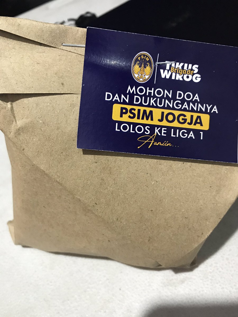 lagi spaces di pinggir OBA, dapet nasi yang dibagikan Tikus Wirog!