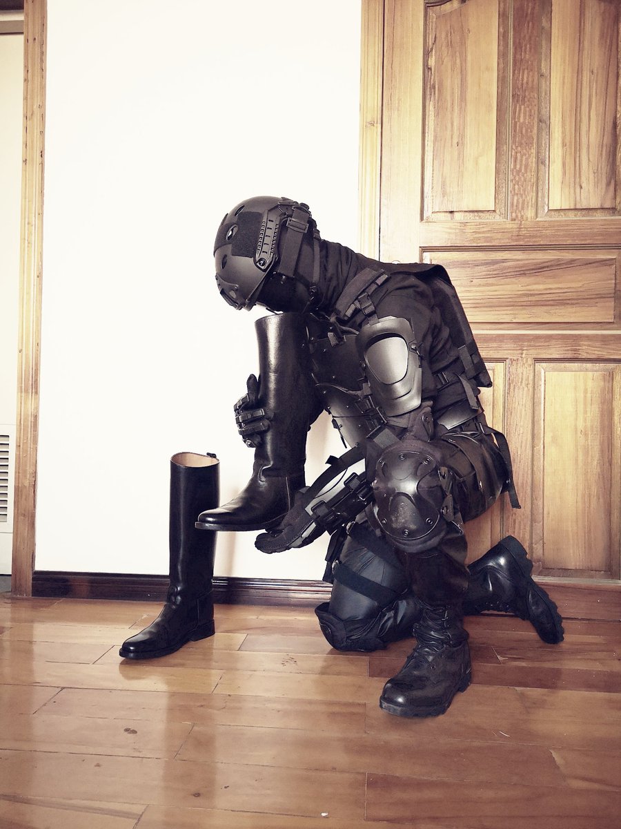 p2ar22's tweet photo. "Robot guard! Check the boots! "Confirmed: No gifts! ...... https://t.co/1IwZ7EVgkj