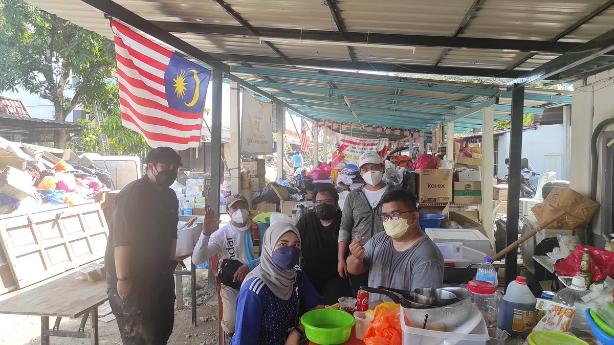 pualdidan's tweet photo. nie team masak !! #teamInvisible
Today is last day dapur berasap, they are needed somewhere else. We donated tong gas, stove and left them cooking materials, soldier on wahai penduduk. Prepare hot food for penduduk, sementara nak pulih balik https://t.co/CzwlYZYdUK
