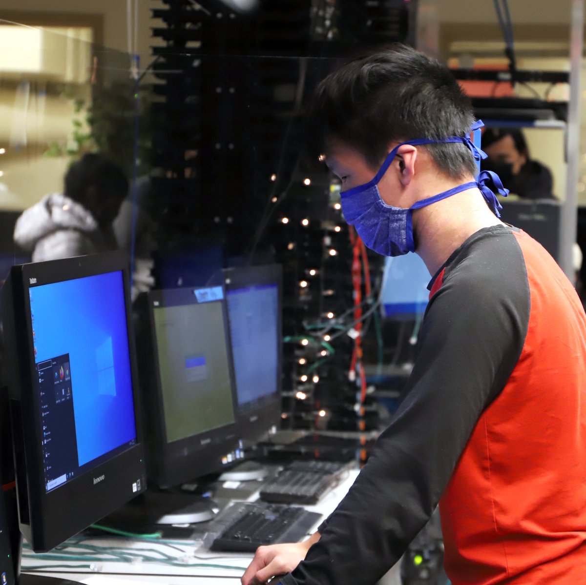 TheBSD405's tweet photo. As a @Microsoft Authorized Refurbisher, CISCO Information Technology student volunteers at Newport HS reimaged computers to donate to @RFHarvest with software licenses provided by the @BestDarnClub.
#BSDinspires #HarvestAgainstHunger https://t.co/IKNHbLvTeF