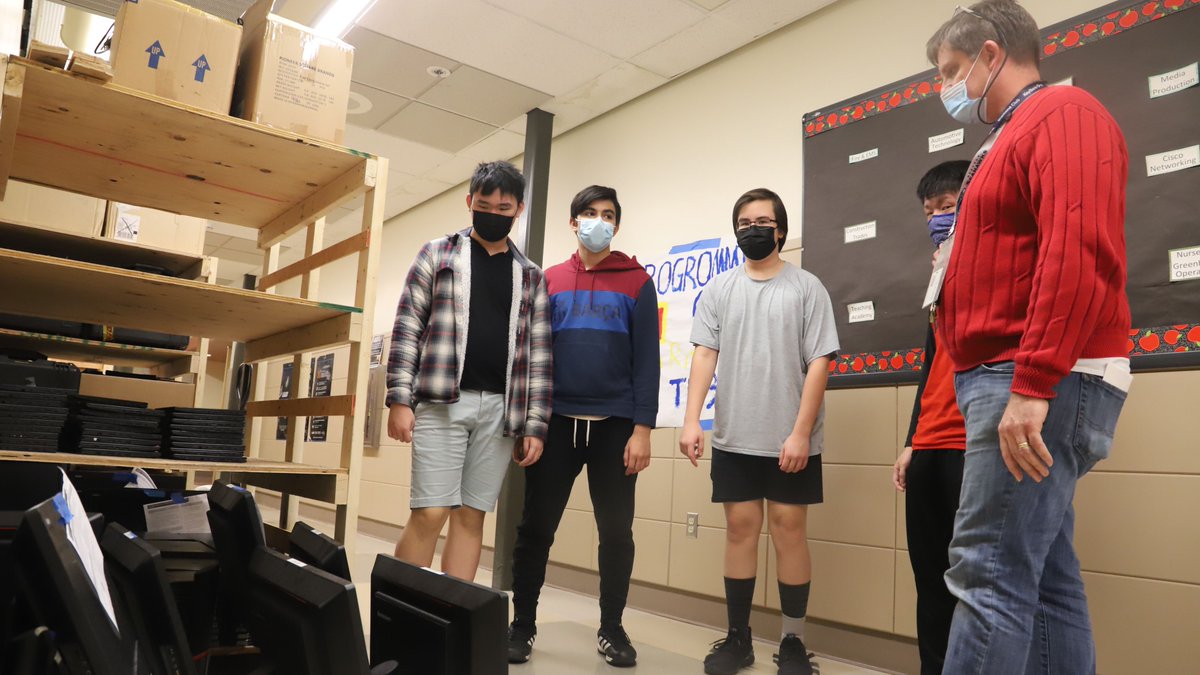 TheBSD405's tweet photo. As a @Microsoft Authorized Refurbisher, CISCO Information Technology student volunteers at Newport HS reimaged computers to donate to @RFHarvest with software licenses provided by the @BestDarnClub.
#BSDinspires #HarvestAgainstHunger https://t.co/IKNHbLvTeF