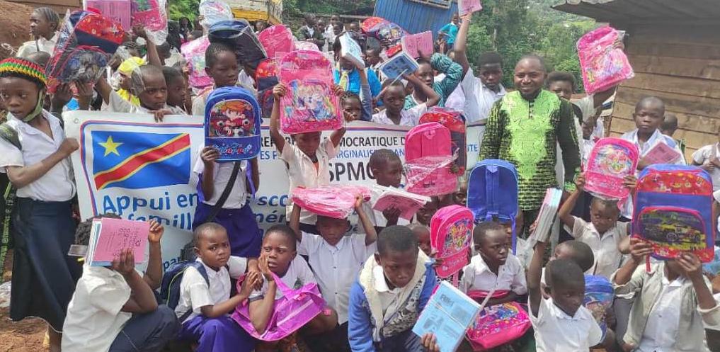 JKabobocha's tweet photo. A ce jour special,  nous avons décidés de donner aux enfants orphelins les kits scolaires. C travers l'ONG UNAMDD https://t.co/1NpV4akAVh