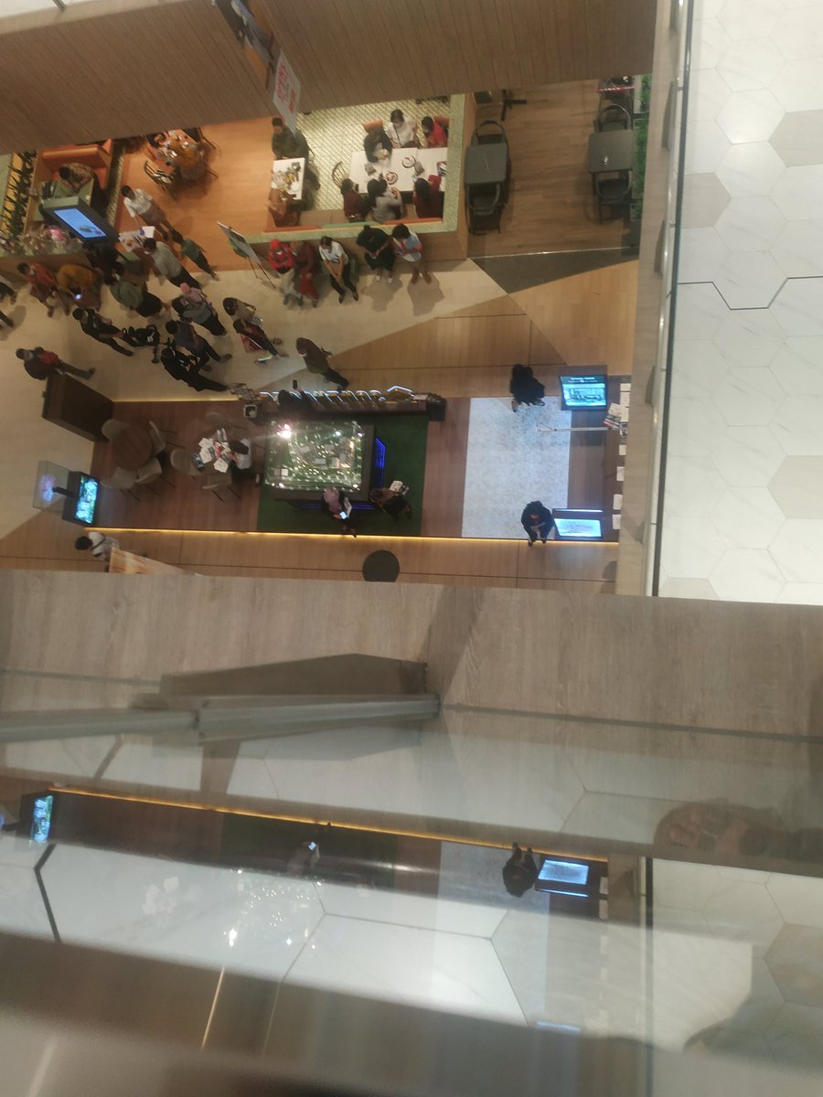 Avad09gmailcom1's tweet photo. Baru beberapa hari buka aeon mall tanjung barat udah rame aja https://t.co/ENCmYkYcwc
