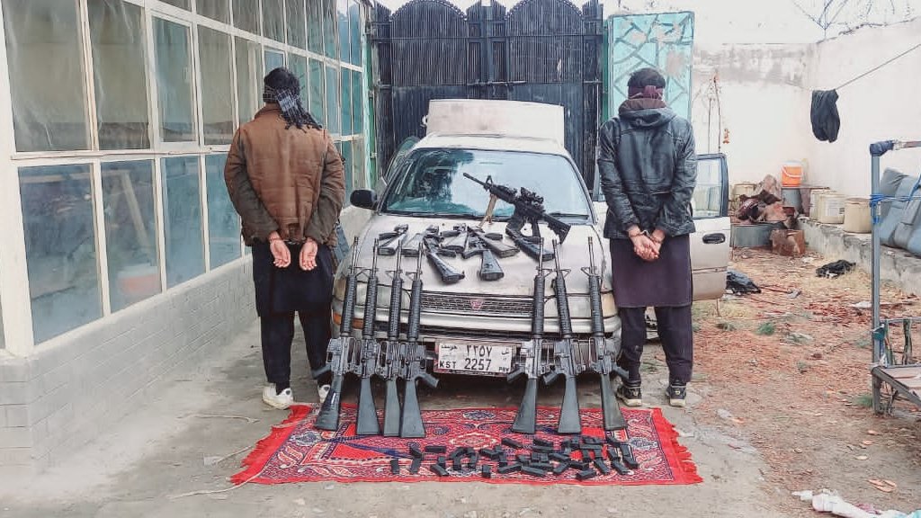 azamnews_'s tweet photo. د پکتيا په ډنډ پټان ولسوالۍ کې دوه تنه پاکستان ته د وسلو د قاچاق په تړاو نیول شوي دي. https://t.co/FgbljjU31D