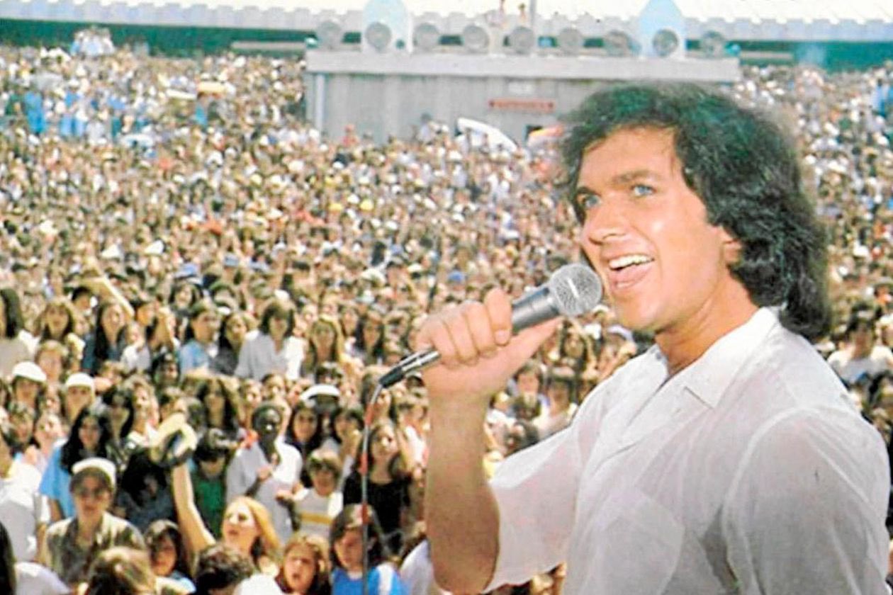 Camilo Sesto on X: "Millones de incondicionales hemos disfrutado de su música en directo. ¿En qué ciudad has vivido un concierto de Camilo Sesto? #camiloeterno #concierto #camilosesto #directo https://t.co/gt8lsVTf6t" / X