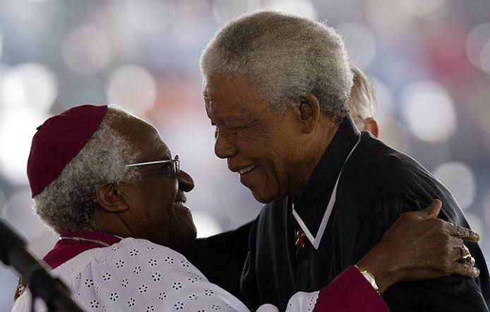 lopezobrador_'s tweet photo. Hoy murió a los 90 años en Sudáfrica Desmond Tutu, compañero de lucha de Nelson Mandela contra el racismo. Una de sus frases es lapidaria pero contundente y cierta: «Si eres neutral en situaciones de injusticia, has elegido el lado del opresor». https://t.co/xSy8n6aJmF