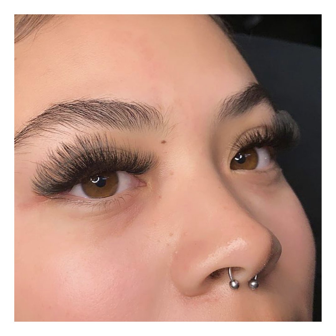 lashtavern's tweet photo. The way the curl and length compliments her eye shape 😍🔥

📸: @_freelylashedstudio

 #minklashes #fauxminklashes #volumelashextensions #classiclashextensions #lashtavern 
#lashextensions #crueltyfree #fauxlashes #lashes #lashtransformation https://t.co/uDbPNN6p7l