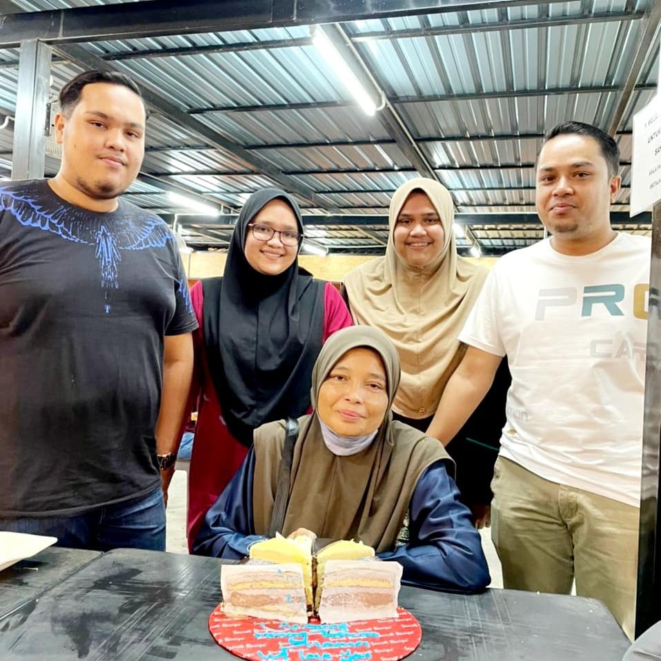 _aquNicK_'s tweet photo. WE LOVE YOU MAMA....❤❤❤
Tahun Nie Kita Sambut Awai, Sbb Tak Mau Kantoi Macam Tahun Lepas...
Kami Anak² &amp; Menantu Mama Mendoakan Kesejahteraan, Panjang Umur, Murah Rezeki Serta Diberikan Kesihatan Yang Baik Buat Mama... AMINNN.
#birthdaymama 
#awaixkalut https://t.co/ezhwW31DpI