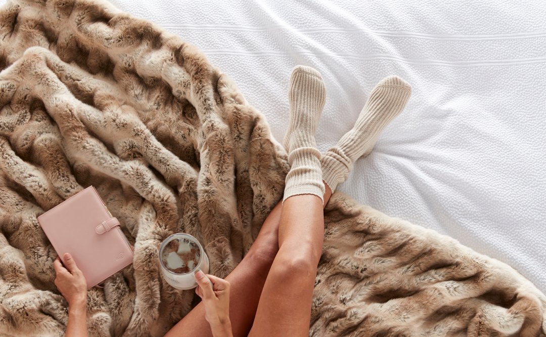 PeacockAlley's tweet photo. Let's enjoy a few extra hours in bed today, daydreaming and planning new goals for 2022. The last Sunday of the year should be spent lounging in the most luxurious way. https://t.co/H9hCFHjC6y