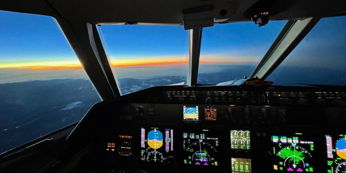 DassaultFalcon's tweet photo. .#Falcon50EX cockpit colors brighten the night sky. 
 📷 by Falcon pilot Didier Aucoin. #iFlyFalcon https://t.co/zJuSzhWGsz