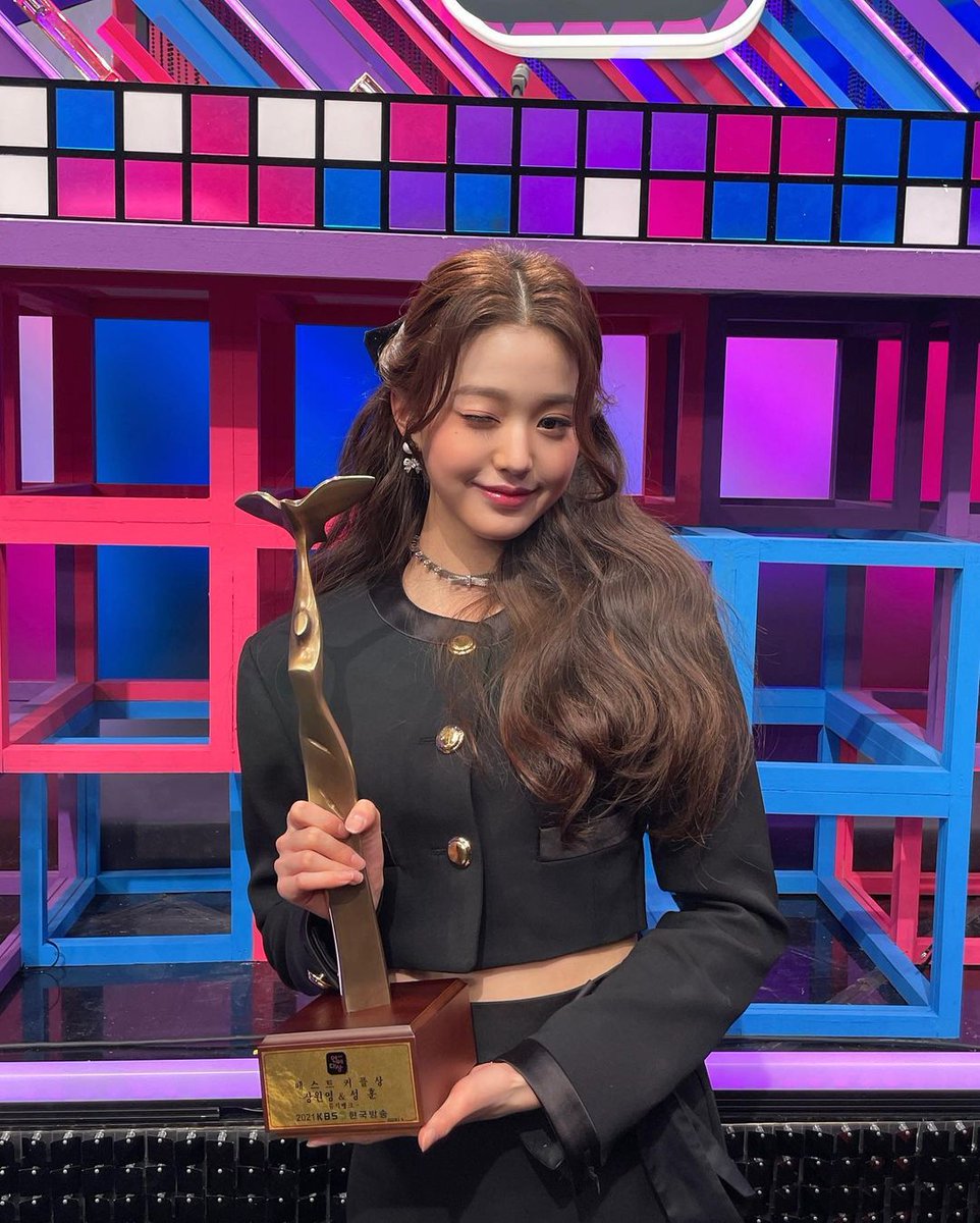 UPDATESIVE's tweet photo. Wonyoung IG UPDATES 📸
KBS 연에대상💜
#WONYOUNG #JANGWONYOUNG #KBS #MC #IVE #IVE #IVESTARSHIP #IVEFILM #DIVE #MUSICBANK
@IVEstarship @IVE_twt https://t.co/7ERIdwXuuR