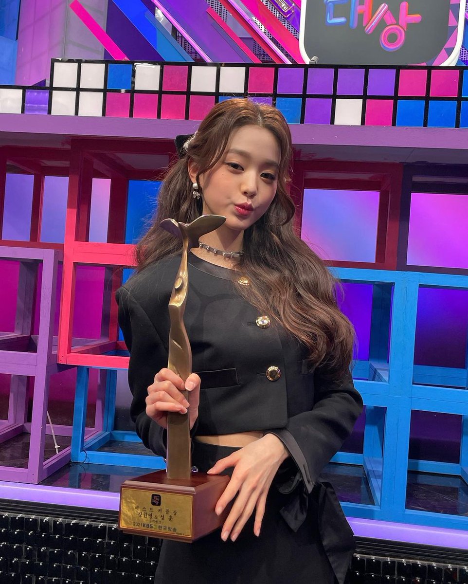 UPDATESIVE's tweet photo. Wonyoung IG UPDATES 📸
KBS 연에대상💜
#WONYOUNG #JANGWONYOUNG #KBS #MC #IVE #IVE #IVESTARSHIP #IVEFILM #DIVE #MUSICBANK
@IVEstarship @IVE_twt https://t.co/7ERIdwXuuR