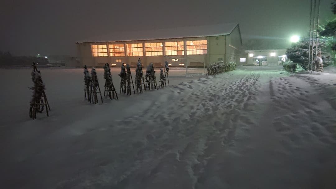 sa_kondo's tweet photo. 雪がシンシンと降り積もる中、#バスケ しに集まってくる #バスケばか 13人
今日はOFもDFも気持ちよくプレイできて、良い汗かけて楽しかった!
これで自分は今年の #バスケ納め
また来年も楽しくバスケできますように!
#スリッカーズ #slickers #nobasketballnolife #寒河江市立陵東中学校 https://t.co/QGBhHLDATx
