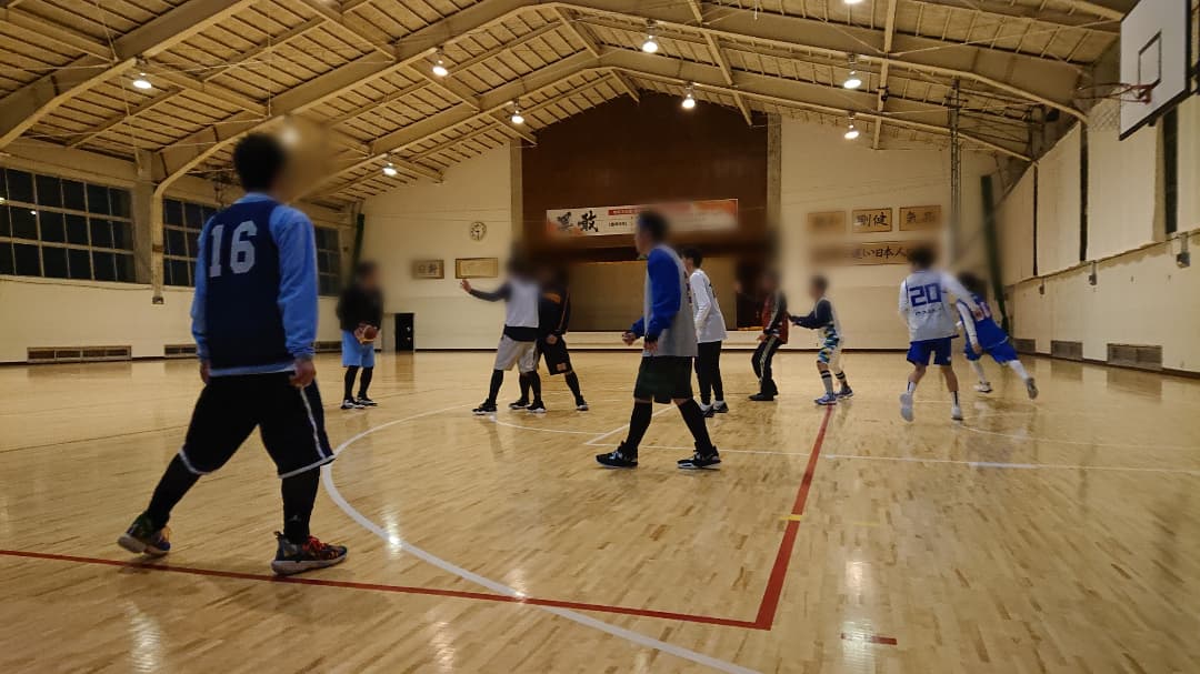 sa_kondo's tweet photo. 雪がシンシンと降り積もる中、#バスケ しに集まってくる #バスケばか 13人
今日はOFもDFも気持ちよくプレイできて、良い汗かけて楽しかった!
これで自分は今年の #バスケ納め
また来年も楽しくバスケできますように!
#スリッカーズ #slickers #nobasketballnolife #寒河江市立陵東中学校 https://t.co/QGBhHLDATx