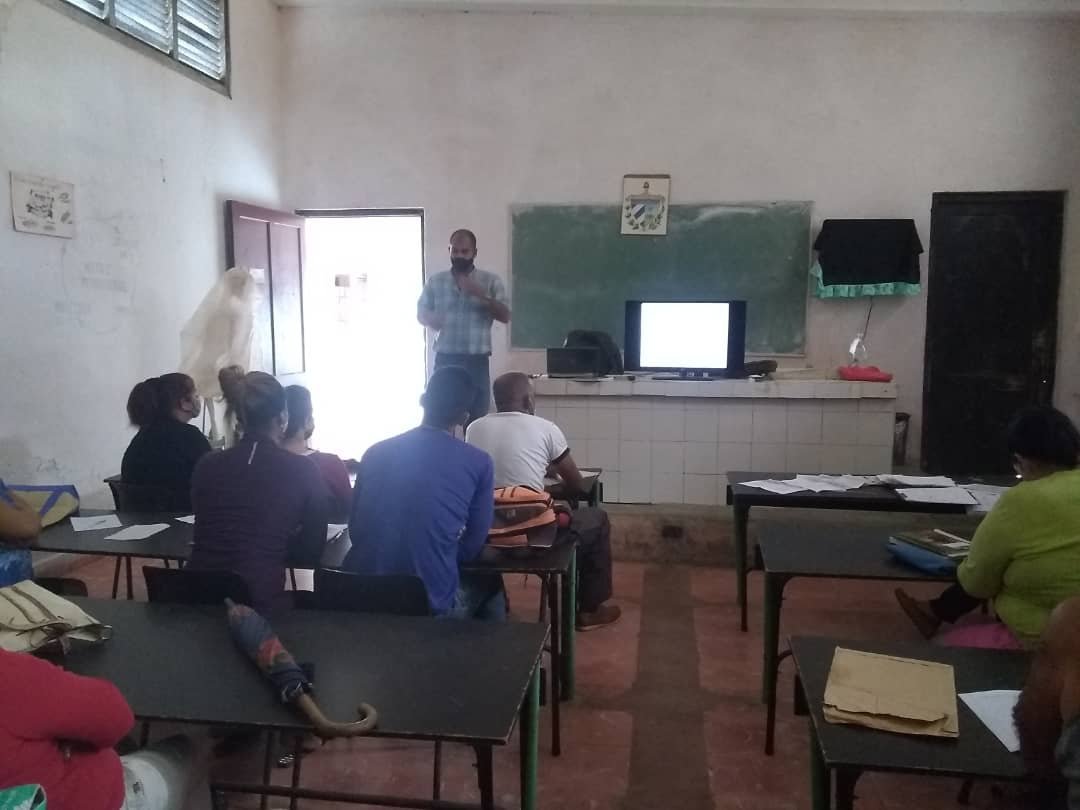 ValdesYuleibys's tweet photo. Profesores del ipu Pedro García Veloz en San Luis Pinar del Río en preparación metodológica y validando resultados de la etapa que culmina @elsa_ena  @YadiraA87410523 @DireccinProvi12 @EvelioHerreraP1 @CurbeloNiurka. https://t.co/N2ULK4R46S