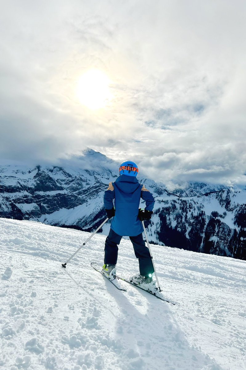 schwabtastic4's tweet photo. Pistenrocker 🤙🏻⛷
 #FreshPowder #ÄsTröimli #LenkSimmental #BöräBisDWadliBrönne #FatherAndSon https://t.co/JbMSgHJzmZ