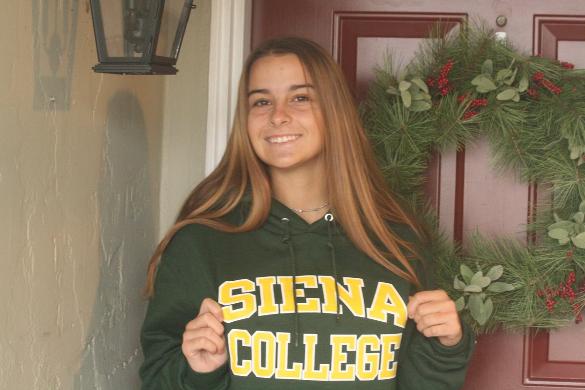 HUGE Congrats to Chloe Cummings on her commitment to Siena College!!! 💚💛 We are so proud of you Chlo. Such a fantastic fit. Siena is getting a great one!!! 💛💙 Go Saints!!! #calnuggets #calnuggetsfamily #nuggetsdoitbetter #CommitmentForXmas
