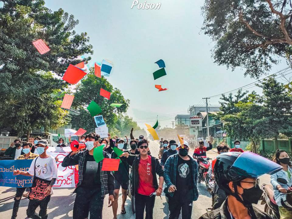 Coalition strikes from #Mandalay bravely took to the streets, chanting revolution chants &amp; disseminating fliers in an attempt to remove the #MilitaryDictatorship. #WarCrimesOfJunta #Dec26Coup   #WhatsHappeningInMyanmar