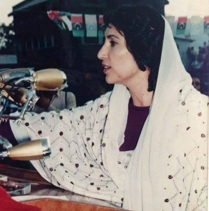 ShabirJan844's tweet photo. "اے رت چناروں سے کہنا، وہ آنی ہے وہ آنی ہے
وہ سندر خواب حقیقت بن، چھاجانی ہے چھاجانی ہے
وہ دریا دیس سمندر تھی، جو تیرے میرے اندر تھی
وہ سوہنی مٹی سندھڑی کی، وہ لڑکی لال قلندر تھی
#WohLarkiLalQalandarThi 
#27DecemberBlackday 💔
#PSFMardan https://t.co/Cs52uAU2Sl