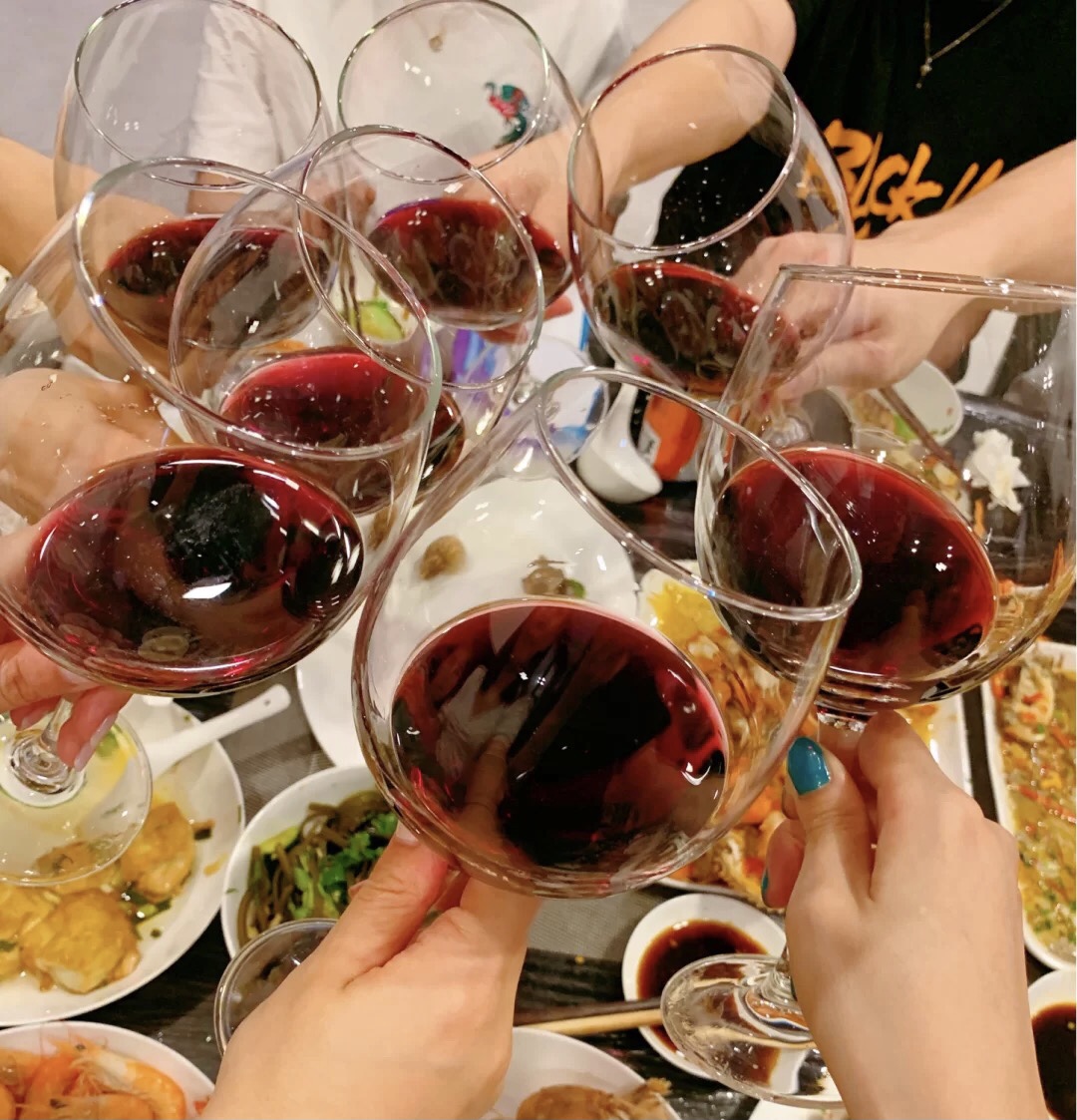 Everyone has a lot of opportunities to change their destiny in their lives. Some people choose to muster the courage to try and seize the opportunity, so they have become successful people and a toast to the brave.