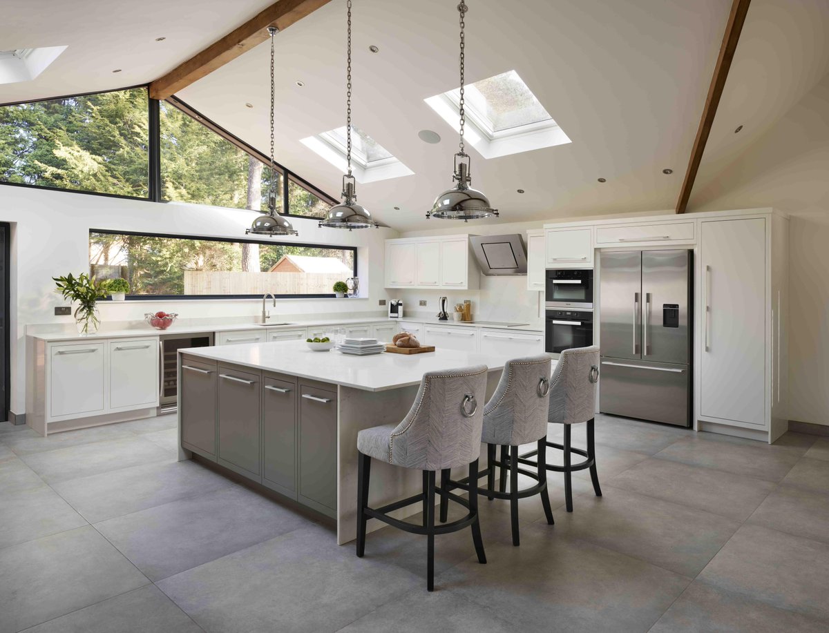 If your kitchen looks this tidy today, we’re very impressed! 

The sophisticated feel of this Linear kitchen has been achieved with sleek neutral cabinetry paired with white quartz worktops and inbuilt appliances. 

Explore our Original range: bit.ly/3kSbJkX