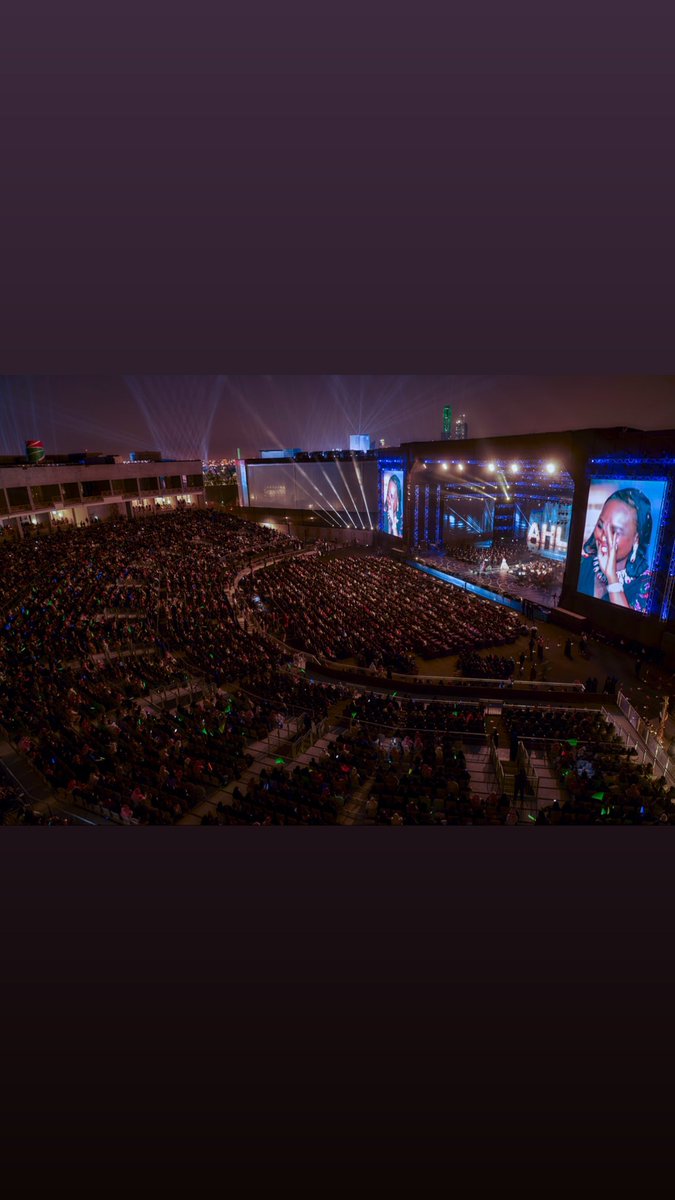 AhlamAlShamsi's tweet photo. شدني صوتها عندما سمعتها لاول مره فيه بحه سعوديه وعُرب يمانيه واردت ان تصاحبني في اغنيه #لايروح_الليل كما وصلتني محبتها لي وكما يقال من القلب للقلب رسول فأحببت ان ادعمها بشكل اقوى ليستقبلها جمهوري بكل حب كما استقبلتها #خديجة_معاذ #موسم_الرياض موسم #تخيل_أكثر  اتمنى لها النجاح https://t.co/WN25kgrWoM