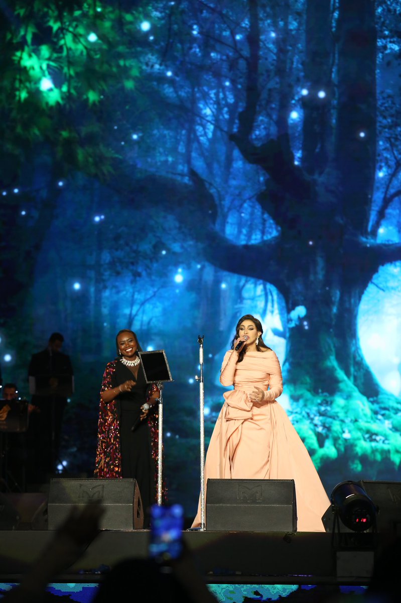 AhlamAlShamsi's tweet photo. شدني صوتها عندما سمعتها لاول مره فيه بحه سعوديه وعُرب يمانيه واردت ان تصاحبني في اغنيه #لايروح_الليل كما وصلتني محبتها لي وكما يقال من القلب للقلب رسول فأحببت ان ادعمها بشكل اقوى ليستقبلها جمهوري بكل حب كما استقبلتها #خديجة_معاذ #موسم_الرياض موسم #تخيل_أكثر  اتمنى لها النجاح https://t.co/WN25kgrWoM