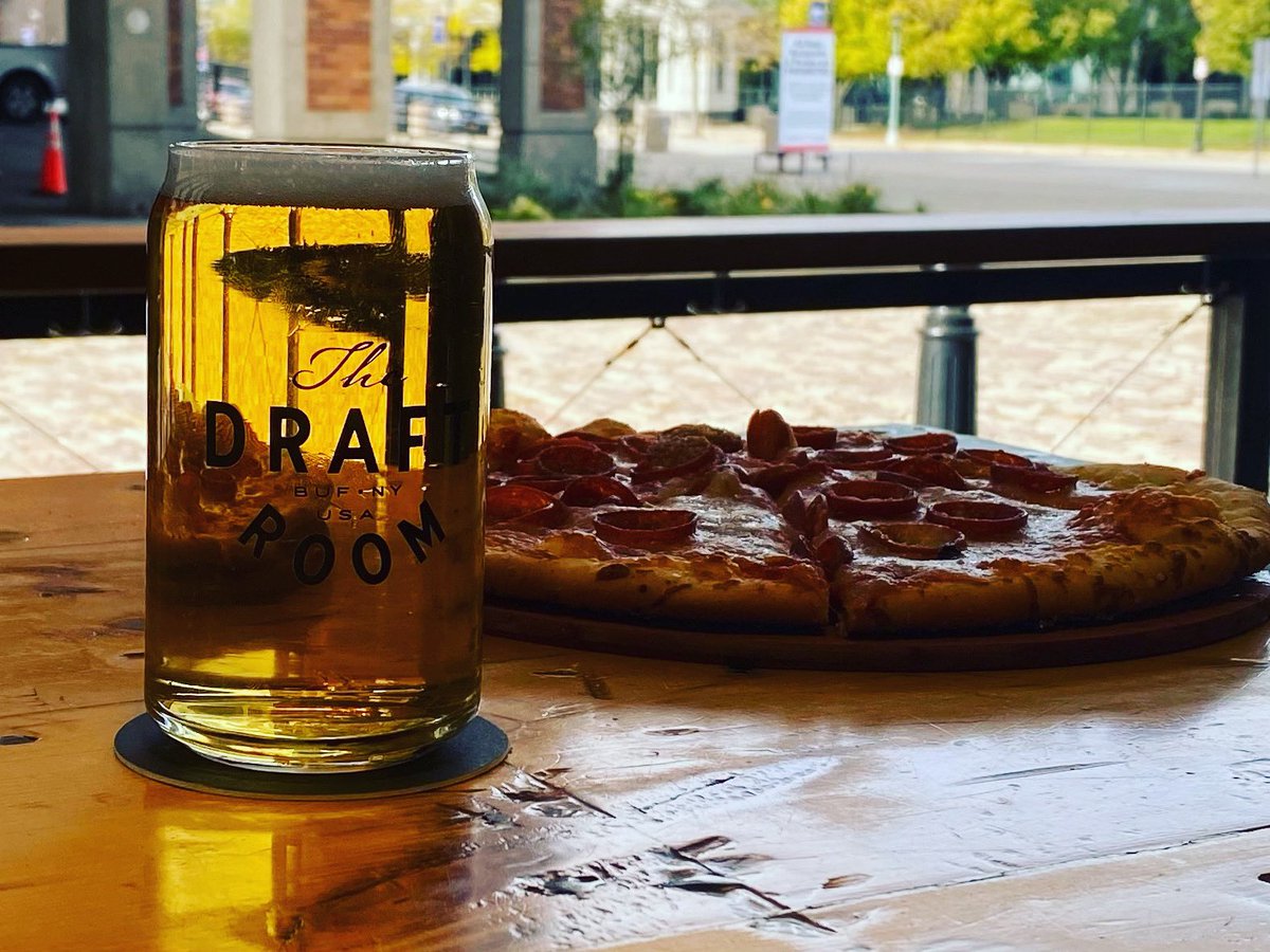TheDraftRoomBUF's tweet photo. Do you know what #beer really pairs well with a #Billsvictory ……#everybeer #beatthepatriots https://t.co/rGuGBbWwh7