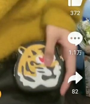 Gong Jun 龚俊 💙 on X: Gong Jun gave Chen Kexiao a present for his birthday,  and Chen Kexiao is wearing it. It's the Tiger Coin Card Holder from Louis  Vuitton. (Gong